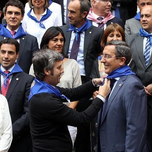 Urrutia coloca el pañuelo a Bilbao. Jordi Alemany