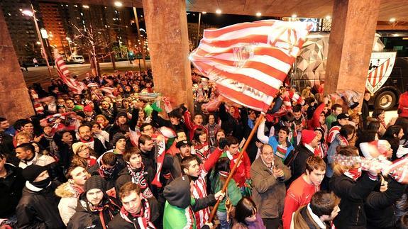 Aficionados del Athletic esperan al equipo en el hotel Meliá en 2012.