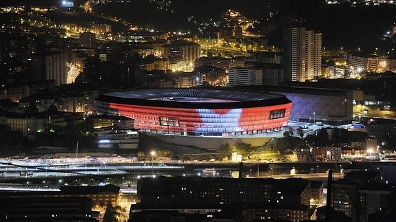 San Mamés con los colores de la Champions tras el partido con el Nápoles.