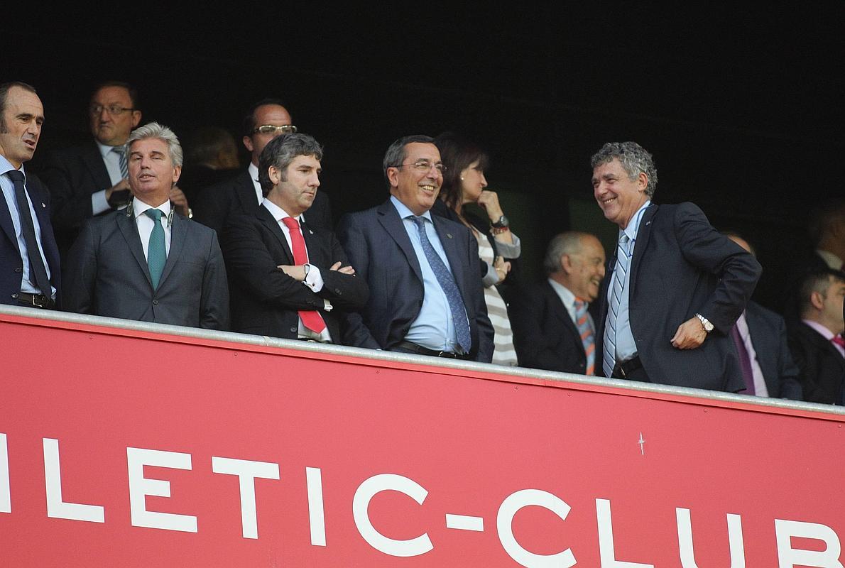 El diputado general de Bizkaia, José Luis Bilbao, y el presidente del Athletic, Jose Urrutia, durante un partido en San Mamés.