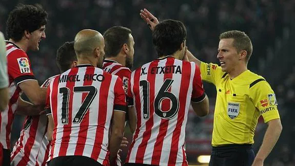 Los jugadores del Athletic protestan por el inexistente penalti.