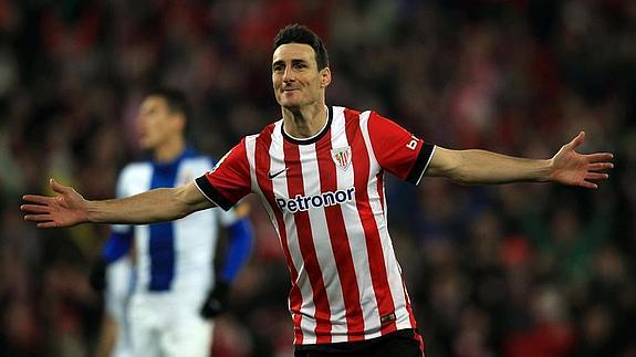 Aduriz, tras marcar su gol en el partido de ida de la semifinal de la Copa. EFE