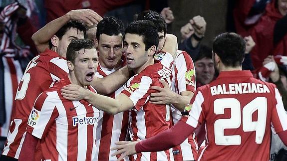 Los jugadores del Athletic celebran un gol con rabia.