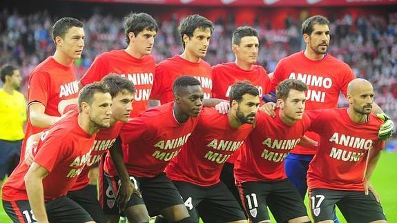 Los jugadores del Athletic han lucido camisetas de apoyo para Muniain.