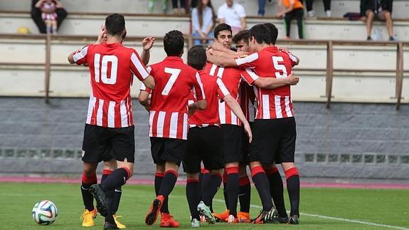 Los jugadores se abalanzan sobre Sabin, que ayer marcó dos goles.