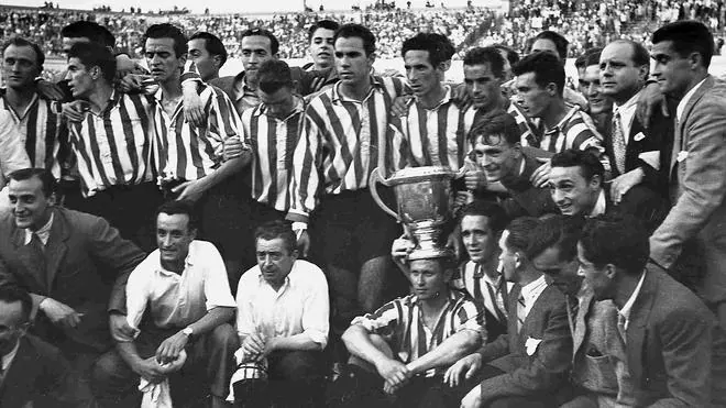 FELICES. El Athletic posa con la Copa. Fue la primera final que jugaron juntos Iriondo, Zarra, Panizo y Gainza.