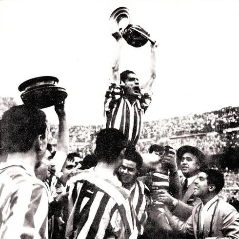 LA FOTO. Gainza eleva al cielo de Madrid la Copa conquistada en 1956. Una imagen para la historia.