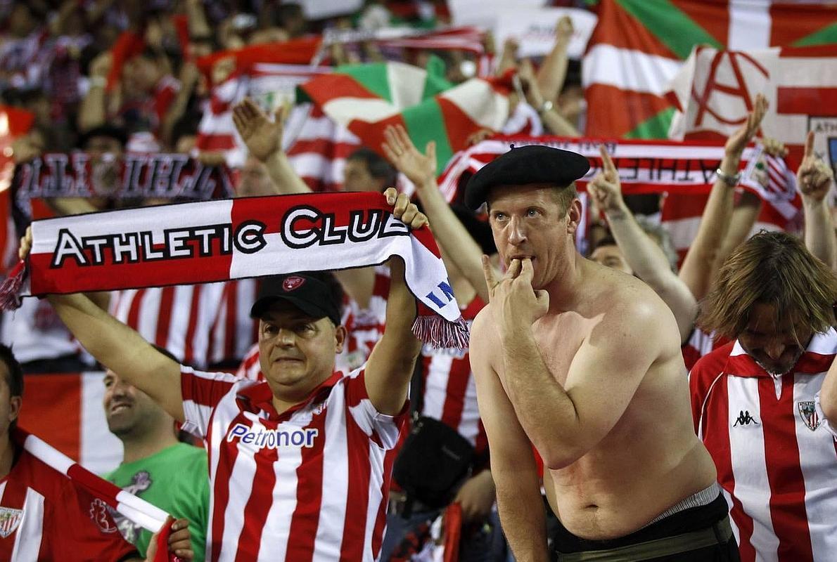 Aficionados del Athletic pitan el himno en la final del 2012.