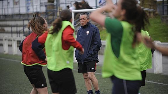 Joseba Aguirre, exjugador del Athletic, dirige un entrenamiento del equipo de fútbol femenino del Lutxana.