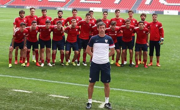 José Ángel Ziganda, con el resto de la plantilla, en San Mamés.