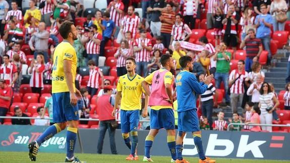 Los jugadores del Cádiz agradecen el apoyo de su afición en San Mamés.