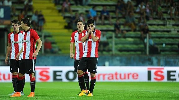 Los jugadores, en el final del partido.