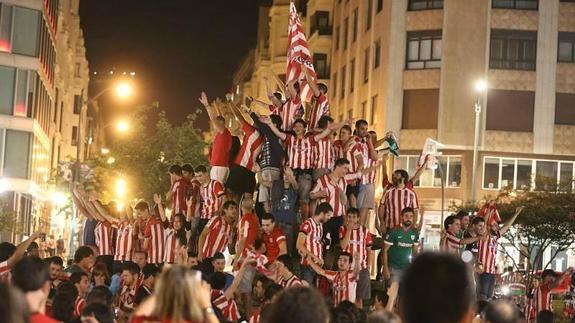 Aficionados del Athletic celebran en las calles de Bilbao.