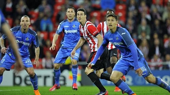 Aduriz busca rematar un balón ante los defensores del Getafe.