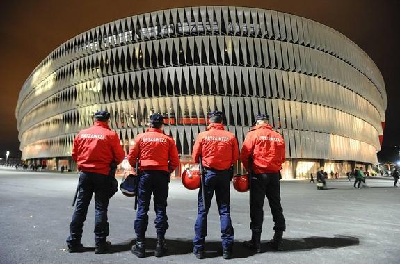 Agentes de la Ertzaintza, en el exterior de San Mamés.