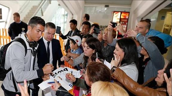 Cristiano Ronaldo, firmando autógrafos en el aeropuerto de Loiu esta mañana.