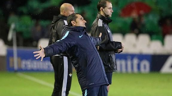 Valverde gesticula durante el partido. 