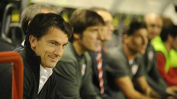 Aitor Larrazabal, sentado en el banquillo del Bilbao Athletic en 2012.