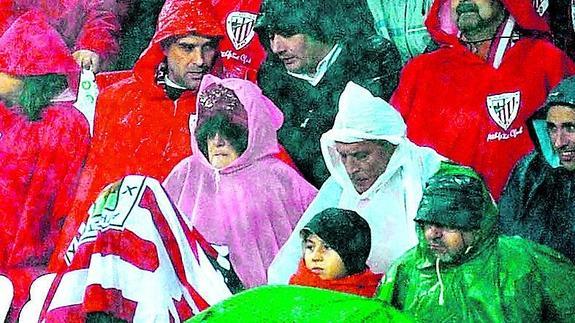 Aficionados del Athletic, protegidos contra la lluvia.