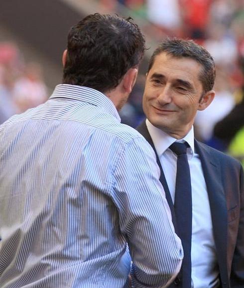 Ernesto Valverde saluda a Sergio González, el técnico del Espanyol.