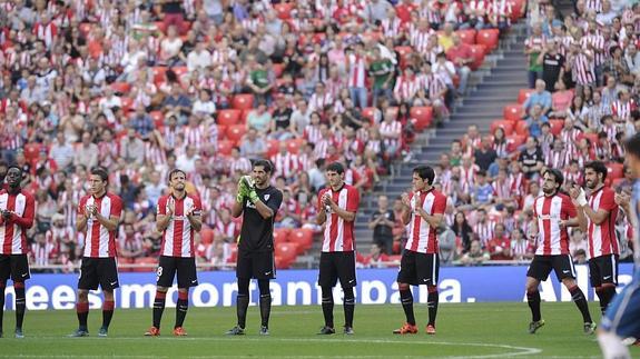 Jugadores del Athletic aplauden a los veteranos antes del partido contra el Espanyol.