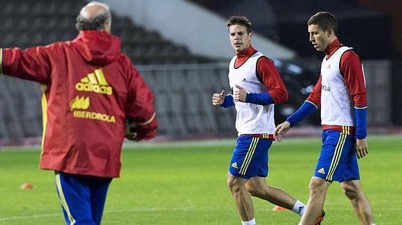 Óscar de Marcos, junto a César Azpilicueta durante el entrenamiento de la selección.