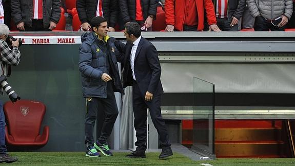 Marcelino y Valverde se saludan al inicio del partido