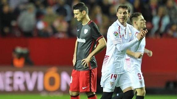 Aritz Aduriz, con gesto cabizbajo tras encajar un gol del Sevilla.