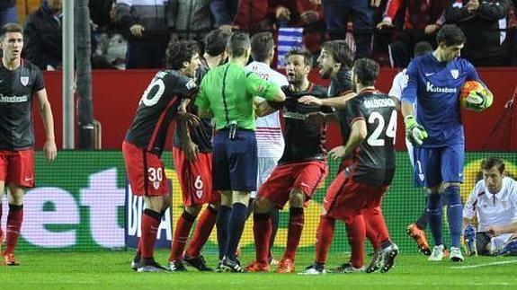 Los jugadores del Athletic protestan al colegiado por el penalti inexistente que supuso el segundo gol.