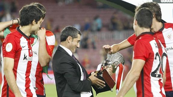 Ernesto Valverde observa satisfecho la Supercopa.