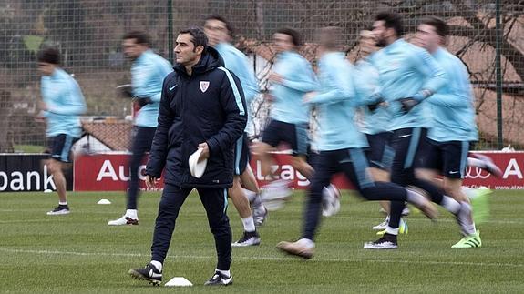 Valverde a las órdenes de un entrenamiento en Lezama.