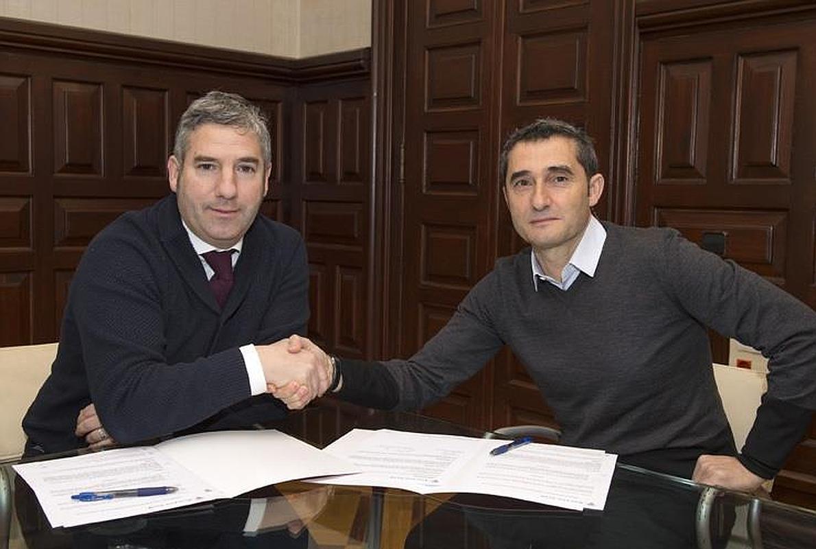 Urrutia y Valverde se estrechan la mano tras la prolongación del contrato.