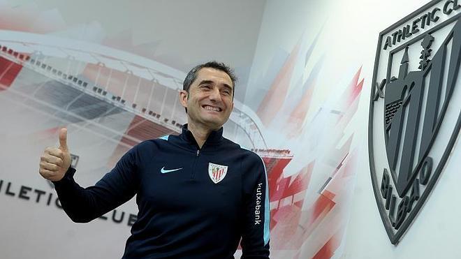 Valverde posa sonriente ante el escudo del Athletic.