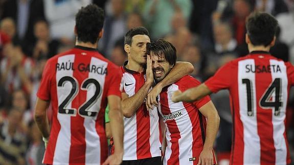 Aritz Aduriz felicita a Beñat con un gesto cariñoso.