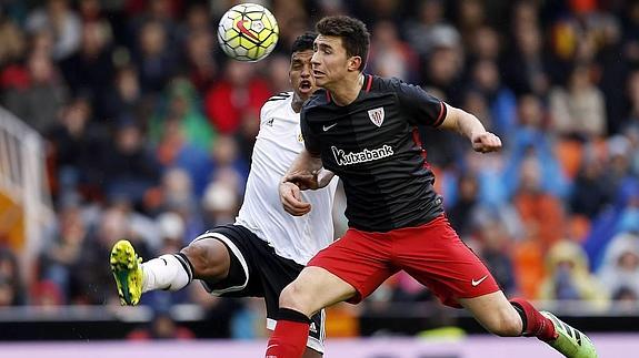 Aymeric Laporte lucha por la pelota con Aderlan Santos, del Valencia.