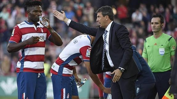 El ténico del Granada, José González, da instrucciones a sus jugadores.