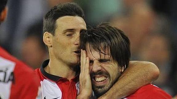 Aduriz y Beñat, celebrando un gol.