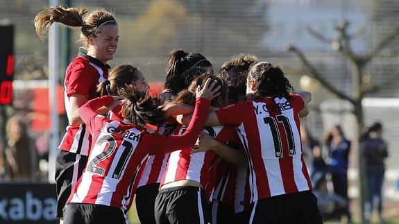 Las jugadores del Athletic femenino celebran un gol en Lezama.