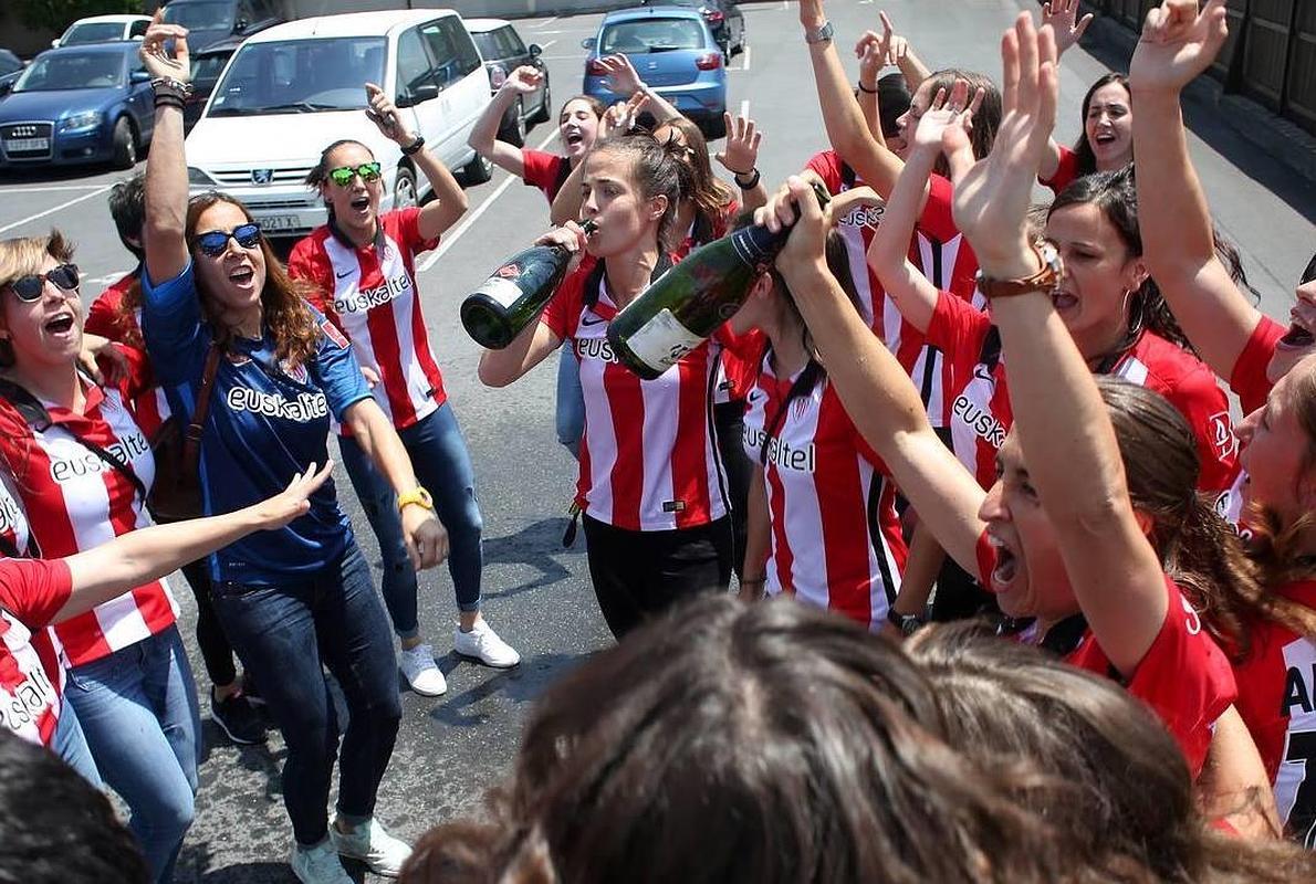 Iraia Iturregi descorcha una botella de champán en la celebración junto a sus compañeras en Lezama.