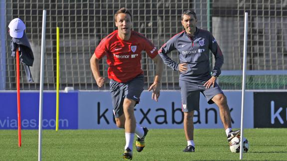 Valverde observa a Gurpegui en un entrenamiento en Lezama.