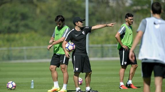 Ernesto Valverde da indicaciones a sus jugadores.