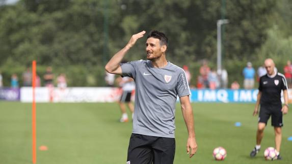 Aritz Aduriz hoy en el entrenamiento del Athletic en Lezama.