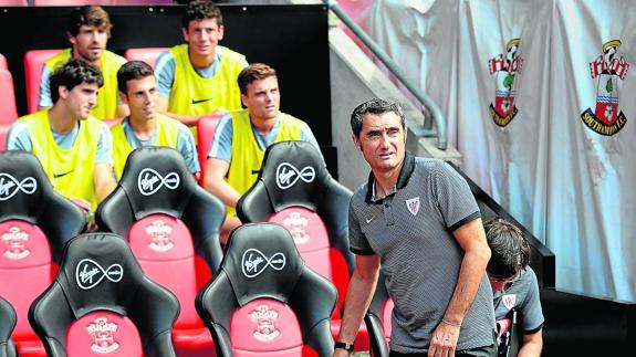 Valverde observa el desarrollo del partido, con San José, Susaeta, Eraso, Yeray y Vesga al fondo.