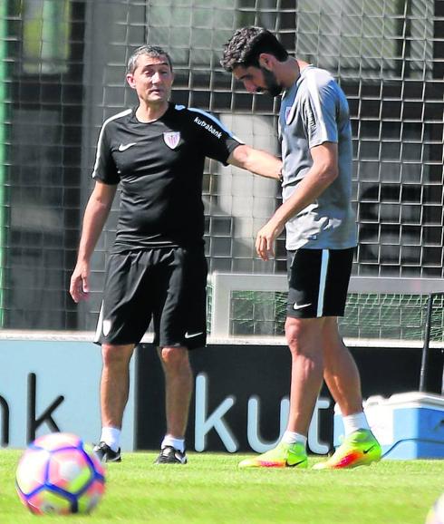 Valverde y Raúl García hablaron ayer en Lezama.