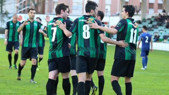 Varios jugadores del Sestao celebran un gol.