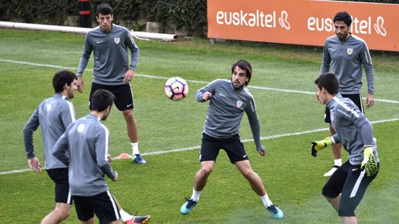 Beñat Etxebarria, en el entrenamiento de este sábado en Lezama.