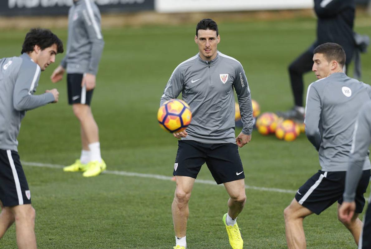 Aduriz, en el  entrenamiento.