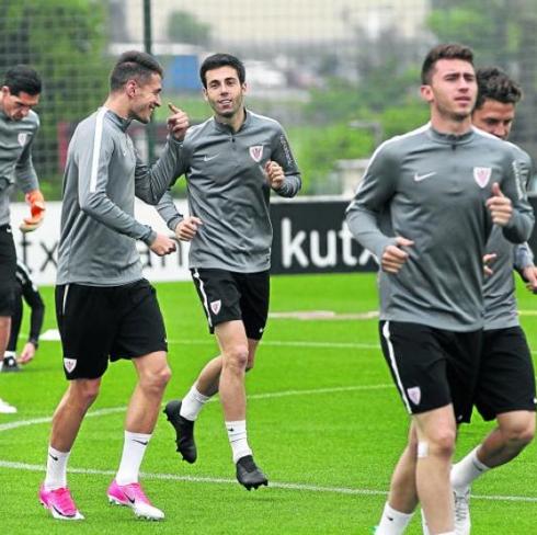 Saborit bromea con Susaeta, durante el entrenamiento de ayer en Lezama. 