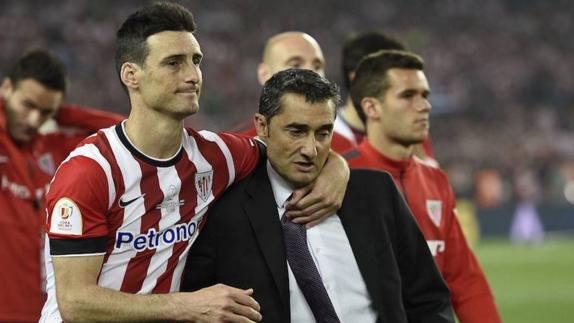 Aduriz abraza a Valverde tras un partido.