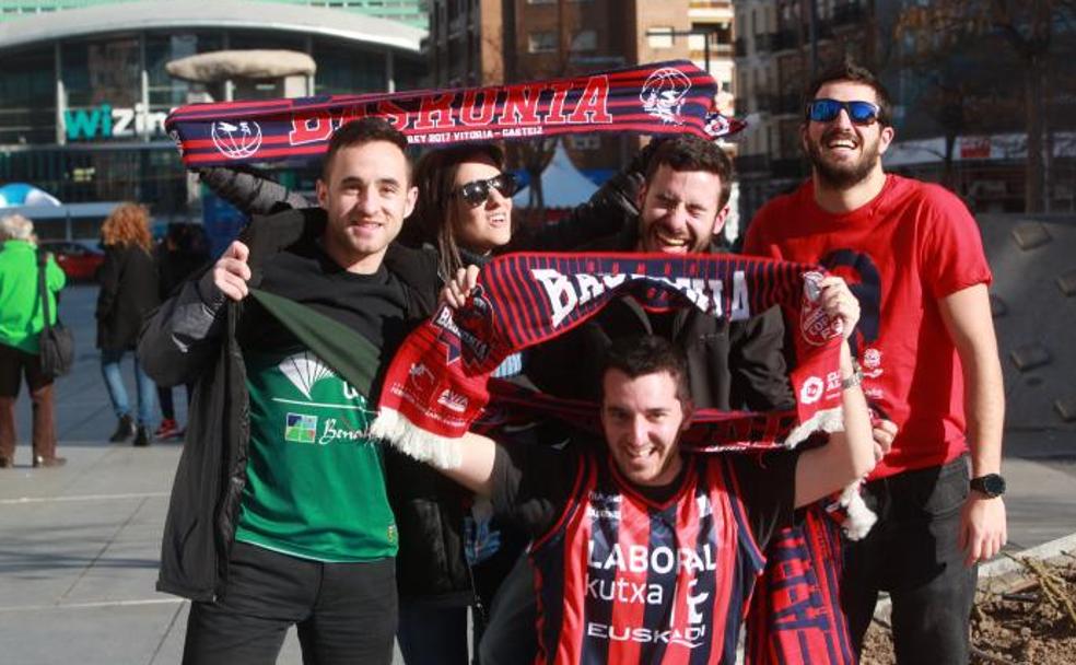 Dos mil aficionados arroparán al Baskonia en Madrid. Los primeros han partido esta mañana desde Vitoria.